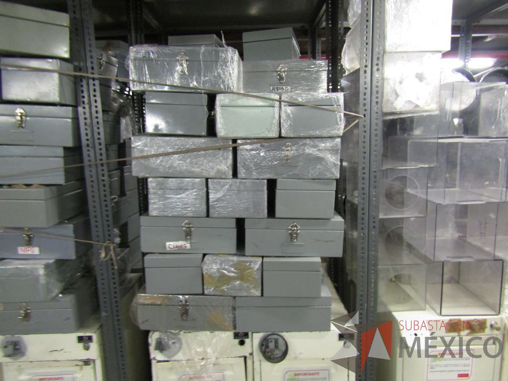 Lote 001 - Más de 600 artículos de, archiveros, botes para basura, ceniceros, loncheras y cubiertas. - Imagen 75