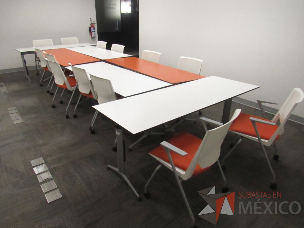Lote 008 - Mesa de trabajo con base metálica y cubierta color naranja - Imagen 3