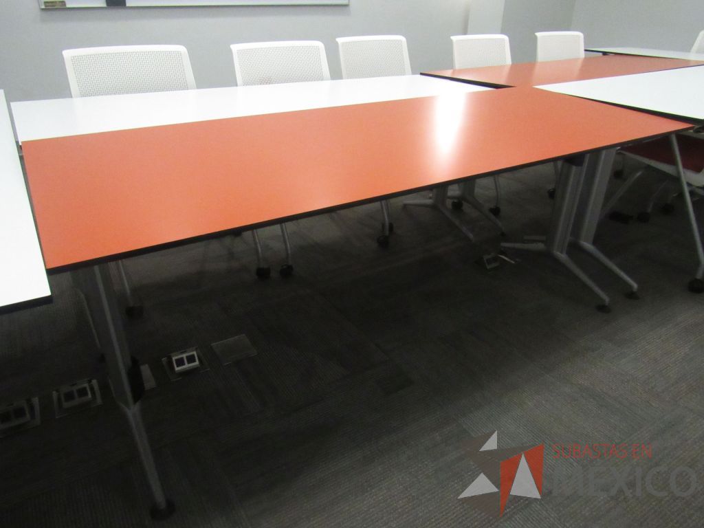 Lote 008 - Mesa de trabajo con base metálica y cubierta color naranja - Imagen 6