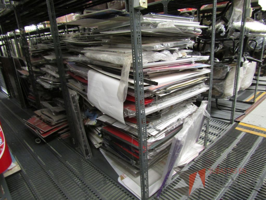 Lote 004 - Más de 400 artículos de, cajas fuertes, mobiliario de madera, tapetes y acrílicos portaposter. - Imagen 4
