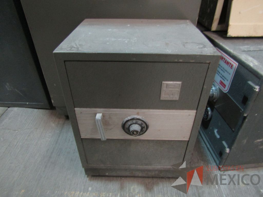Lote 004 - Más de 400 artículos de, cajas fuertes, mobiliario de madera, tapetes y acrílicos portaposter. - Imagen 12