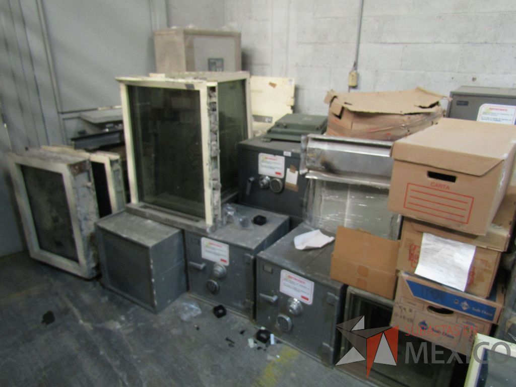 Lote 004 - Más de 400 artículos de, cajas fuertes, mobiliario de madera, tapetes y acrílicos portaposter. - Imagen 23