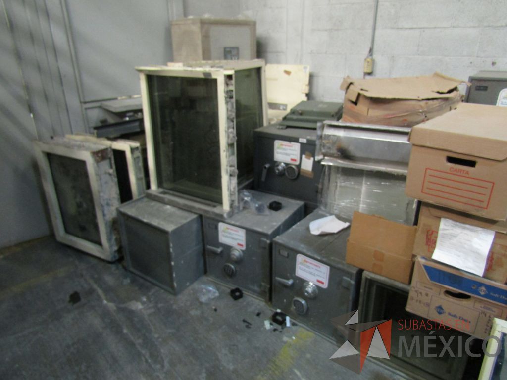 Lote 004 - Más de 400 artículos de, cajas fuertes, mobiliario de madera, tapetes y acrílicos portaposter. - Imagen 24
