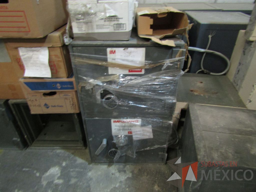 Lote 004 - Más de 400 artículos de, cajas fuertes, mobiliario de madera, tapetes y acrílicos portaposter. - Imagen 25