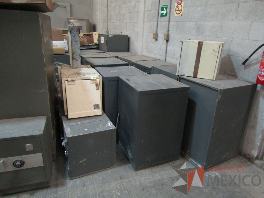Lote 004 - Más de 400 artículos de, cajas fuertes, mobiliario de madera, tapetes y acrílicos portaposter. - Imagen 26