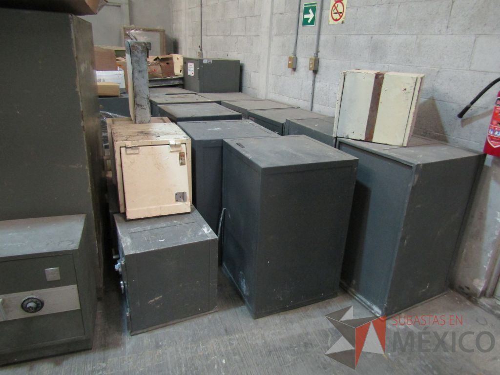 Lote 004 - Más de 400 artículos de, cajas fuertes, mobiliario de madera, tapetes y acrílicos portaposter. - Imagen 27