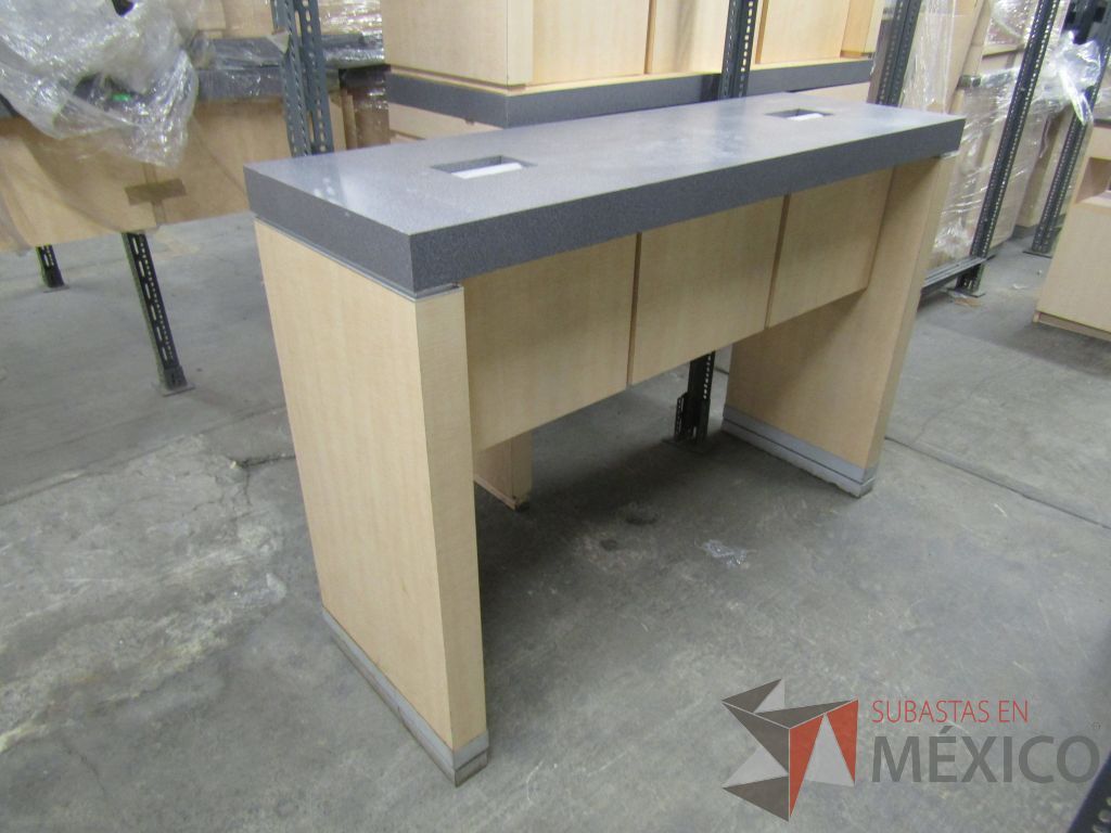 Lote 004 - Más de 400 artículos de, cajas fuertes, mobiliario de madera, tapetes y acrílicos portaposter. - Imagen 30
