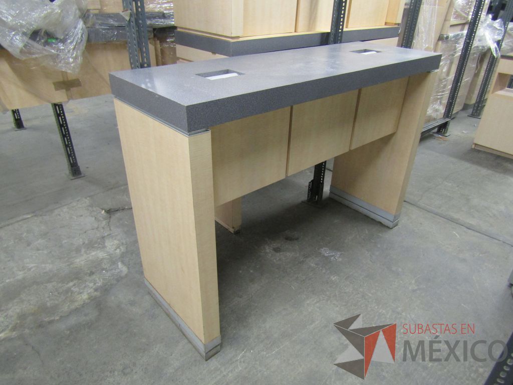 Lote 004 - Más de 400 artículos de, cajas fuertes, mobiliario de madera, tapetes y acrílicos portaposter. - Imagen 31