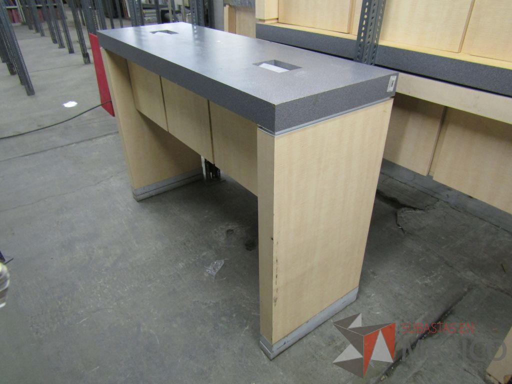 Lote 004 - Más de 400 artículos de, cajas fuertes, mobiliario de madera, tapetes y acrílicos portaposter. - Imagen 32