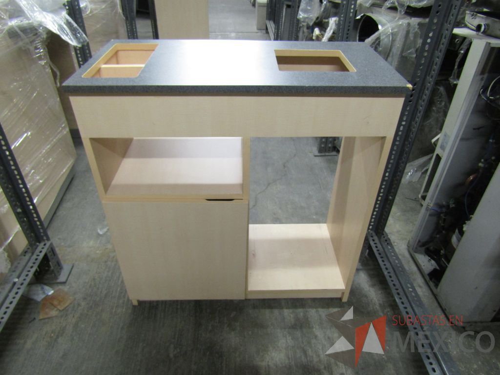 Lote 004 - Más de 400 artículos de, cajas fuertes, mobiliario de madera, tapetes y acrílicos portaposter. - Imagen 38