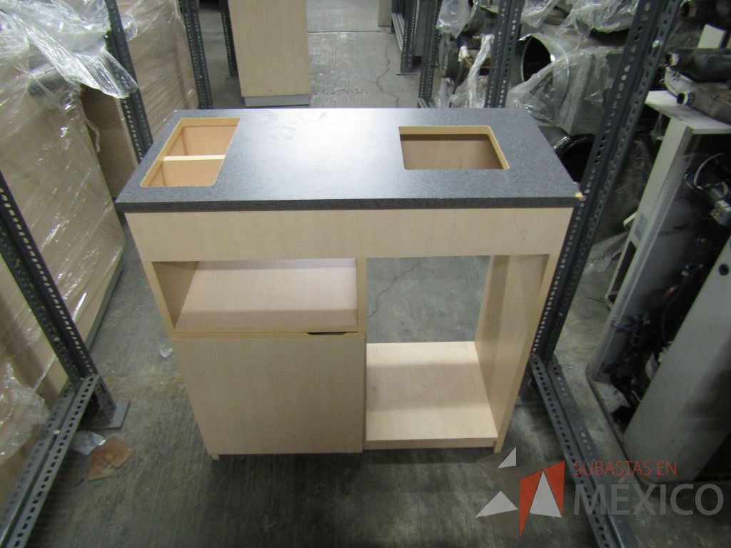 Lote 004 - Más de 400 artículos de, cajas fuertes, mobiliario de madera, tapetes y acrílicos portaposter. - Imagen 39