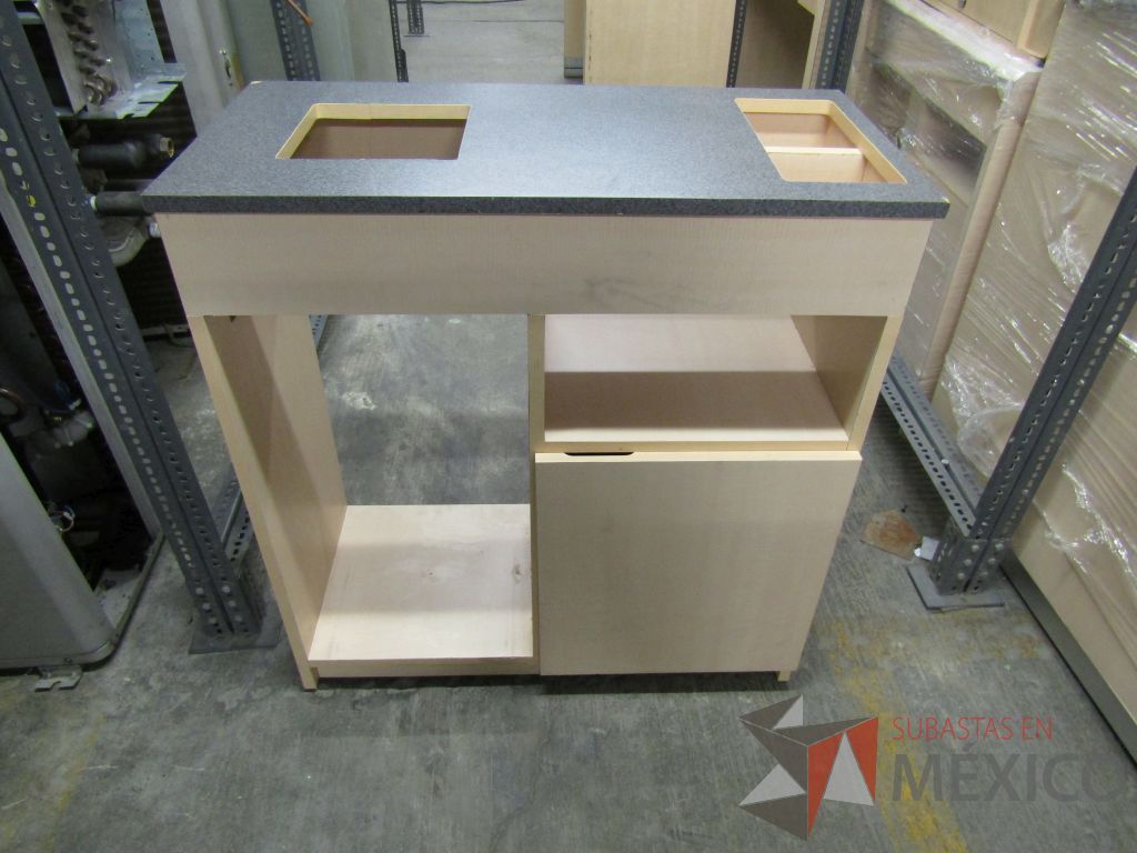 Lote 004 - Más de 400 artículos de, cajas fuertes, mobiliario de madera, tapetes y acrílicos portaposter. - Imagen 40