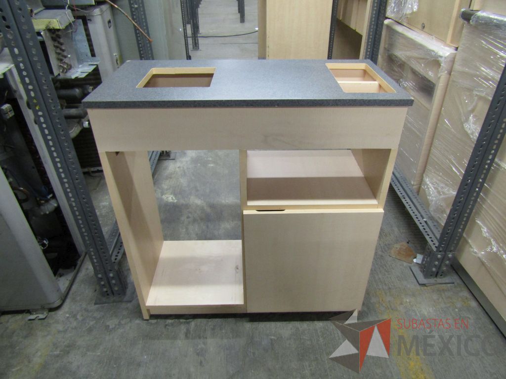 Lote 004 - Más de 400 artículos de, cajas fuertes, mobiliario de madera, tapetes y acrílicos portaposter. - Imagen 41