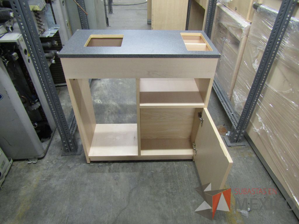 Lote 004 - Más de 400 artículos de, cajas fuertes, mobiliario de madera, tapetes y acrílicos portaposter. - Imagen 42