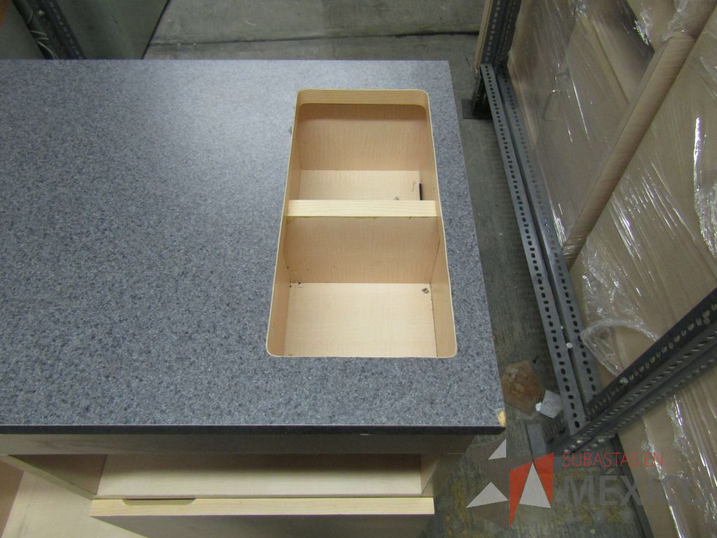 Lote 004 - Más de 400 artículos de, cajas fuertes, mobiliario de madera, tapetes y acrílicos portaposter. - Imagen 43