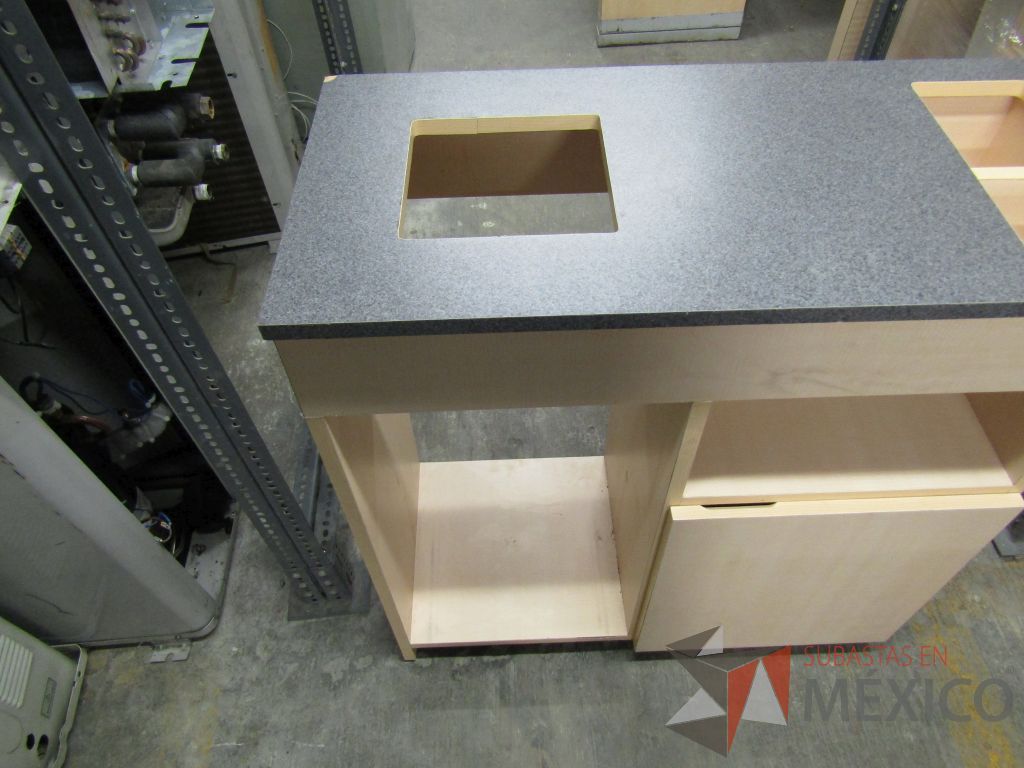 Lote 004 - Más de 400 artículos de, cajas fuertes, mobiliario de madera, tapetes y acrílicos portaposter. - Imagen 44