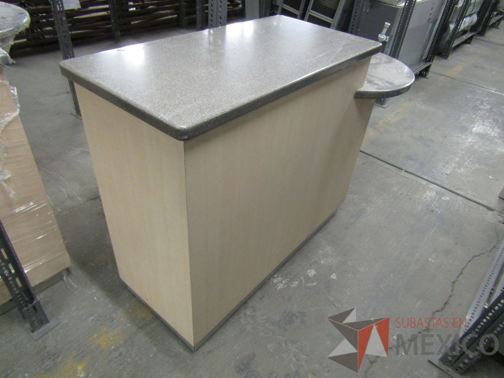 Lote 004 - Más de 400 artículos de, cajas fuertes, mobiliario de madera, tapetes y acrílicos portaposter. - Imagen 48