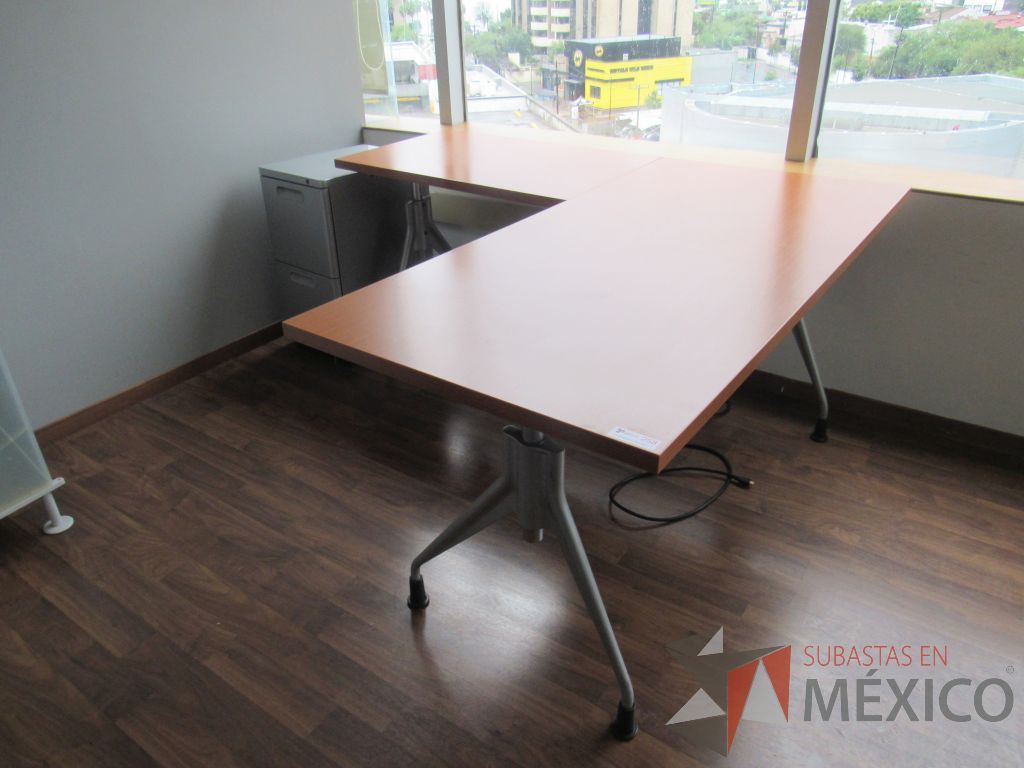 Lote 053 -Oficina ejecutiva con escritorio, mesa de trabajo y 2 gabinetes - Imagen 5