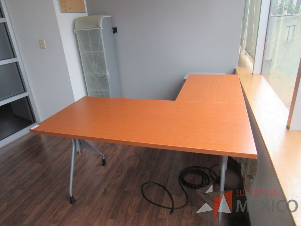 Lote 053 -Oficina ejecutiva con escritorio, mesa de trabajo y 2 gabinetes