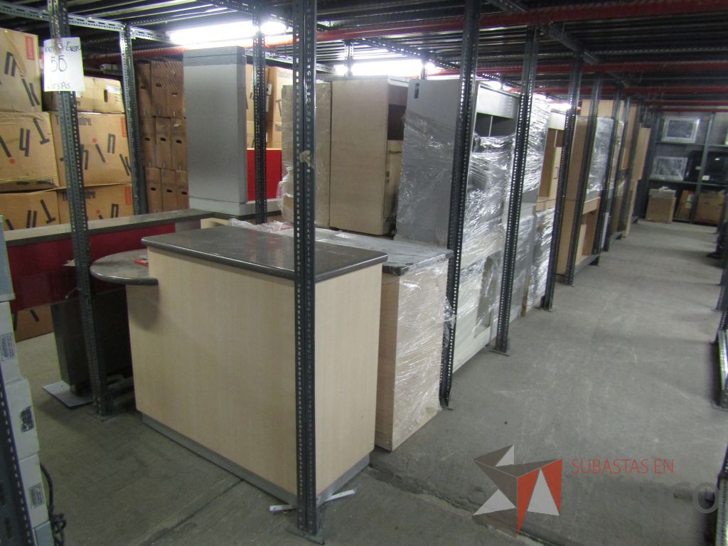 Lote 004 - Más de 400 artículos de, cajas fuertes, mobiliario de madera, tapetes y acrílicos portaposter. - Imagen 51