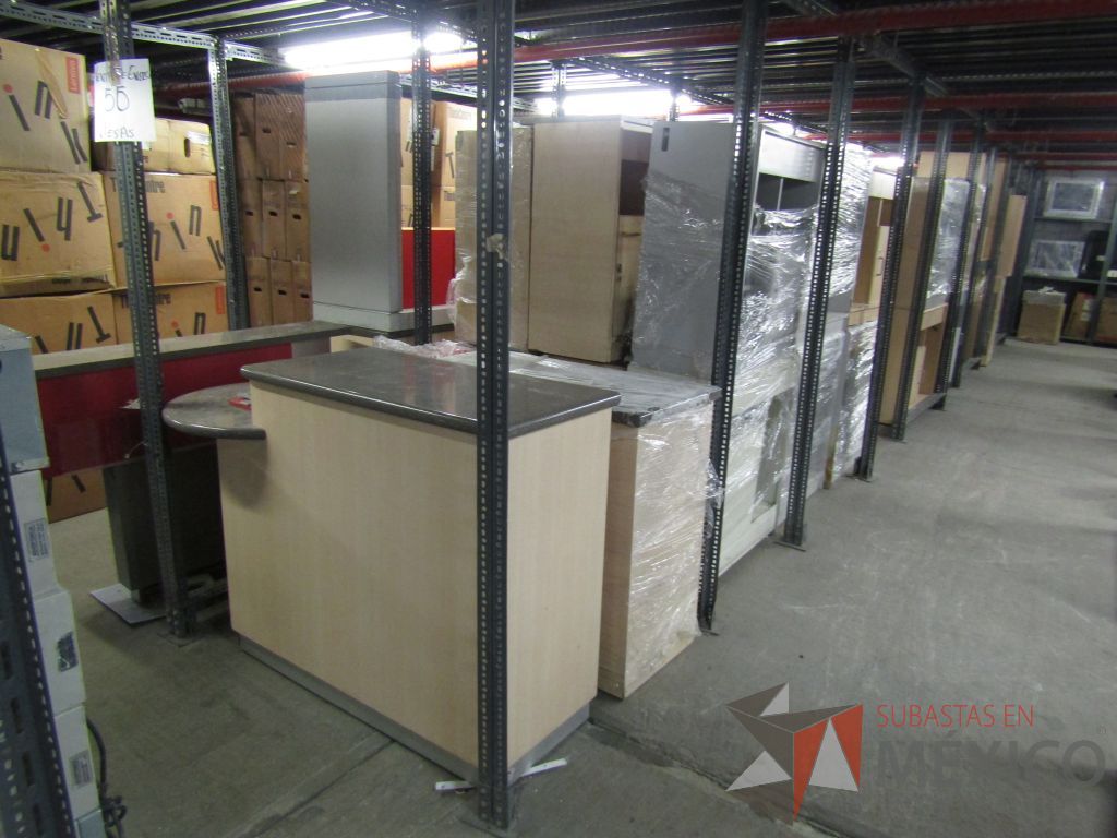 Lote 004 - Más de 400 artículos de, cajas fuertes, mobiliario de madera, tapetes y acrílicos portaposter. - Imagen 52