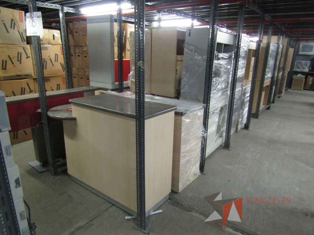 Lote 004 - Más de 400 artículos de, cajas fuertes, mobiliario de madera, tapetes y acrílicos portaposter. - Imagen 53