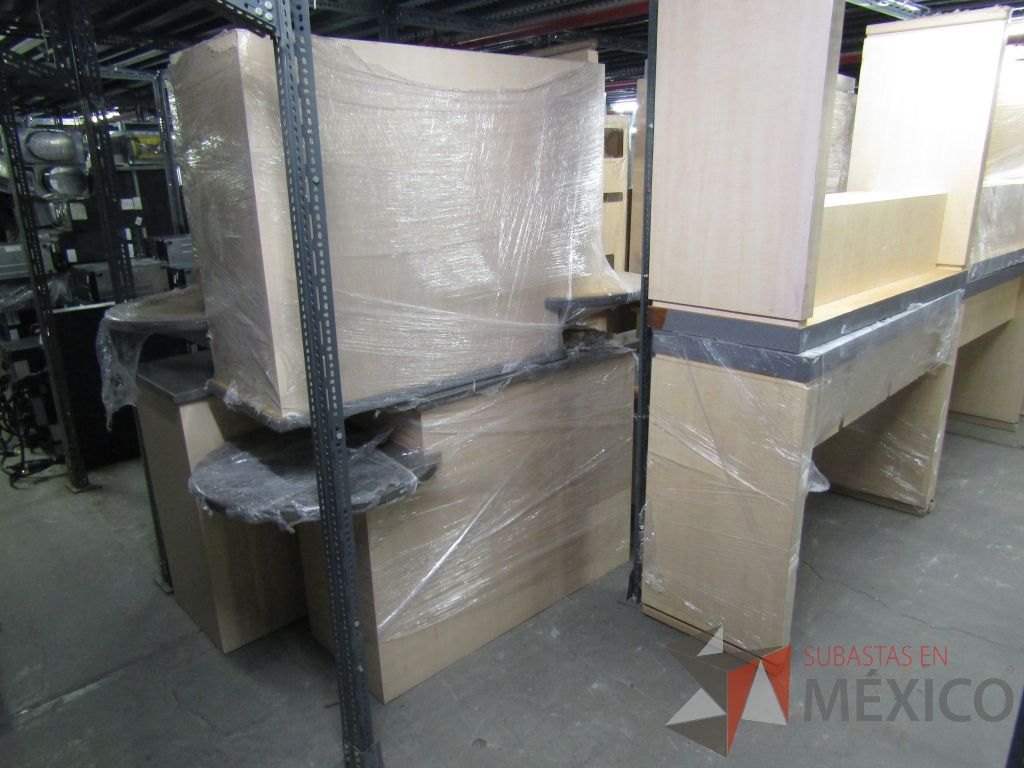 Lote 004 - Más de 400 artículos de, cajas fuertes, mobiliario de madera, tapetes y acrílicos portaposter. - Imagen 56