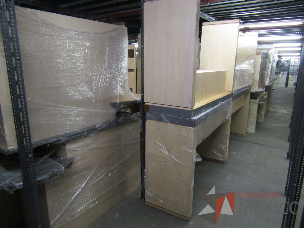 Lote 004 - Más de 400 artículos de, cajas fuertes, mobiliario de madera, tapetes y acrílicos portaposter. - Imagen 57