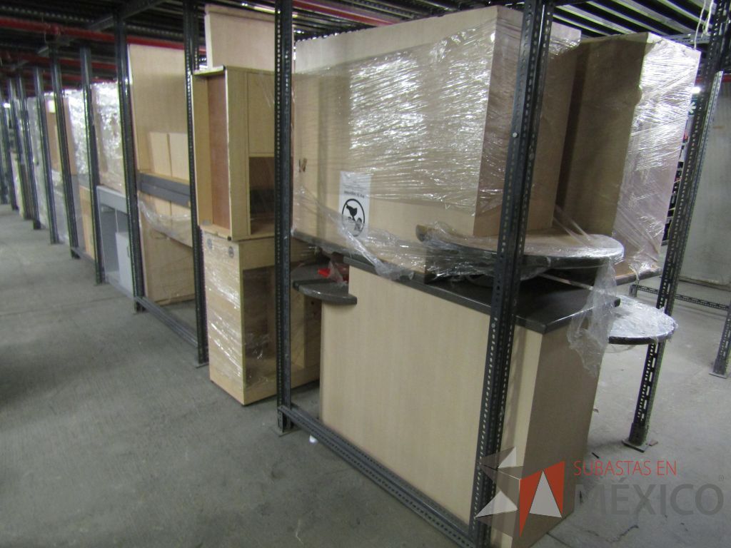 Lote 004 - Más de 400 artículos de, cajas fuertes, mobiliario de madera, tapetes y acrílicos portaposter. - Imagen 58