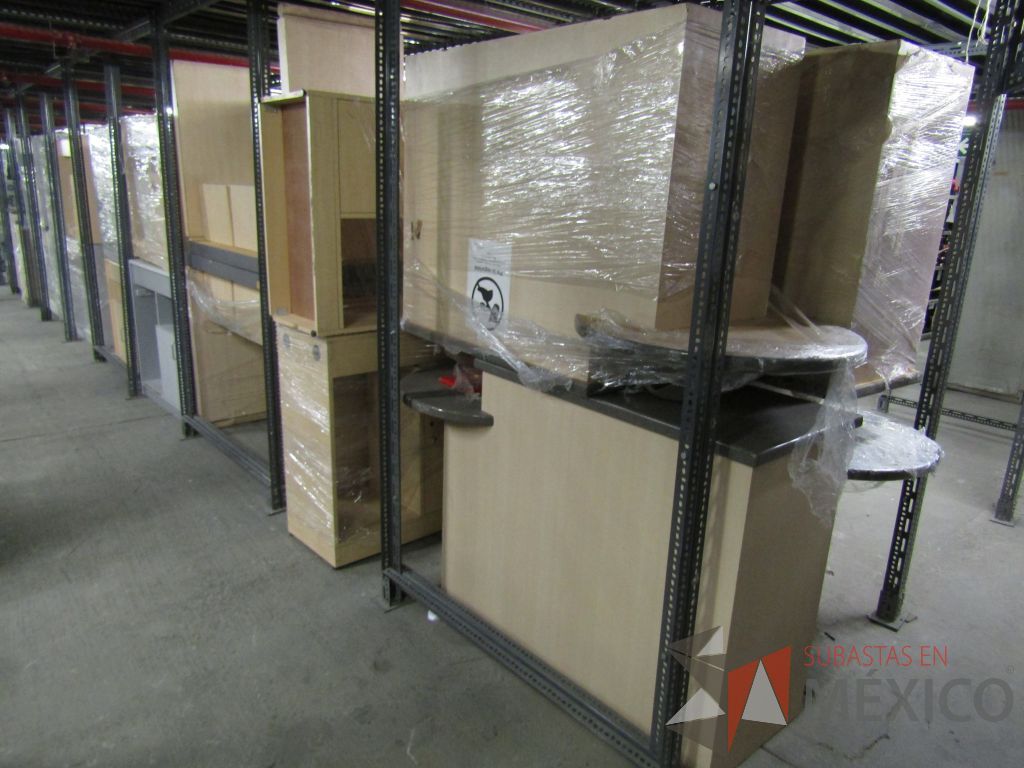 Lote 004 - Más de 400 artículos de, cajas fuertes, mobiliario de madera, tapetes y acrílicos portaposter. - Imagen 59