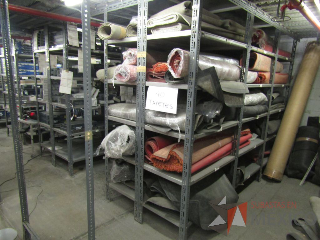 Lote 004 - Más de 400 artículos de, cajas fuertes, mobiliario de madera, tapetes y acrílicos portaposter. - Imagen 60