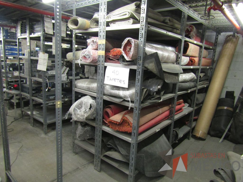 Lote 004 - Más de 400 artículos de, cajas fuertes, mobiliario de madera, tapetes y acrílicos portaposter. - Imagen 61