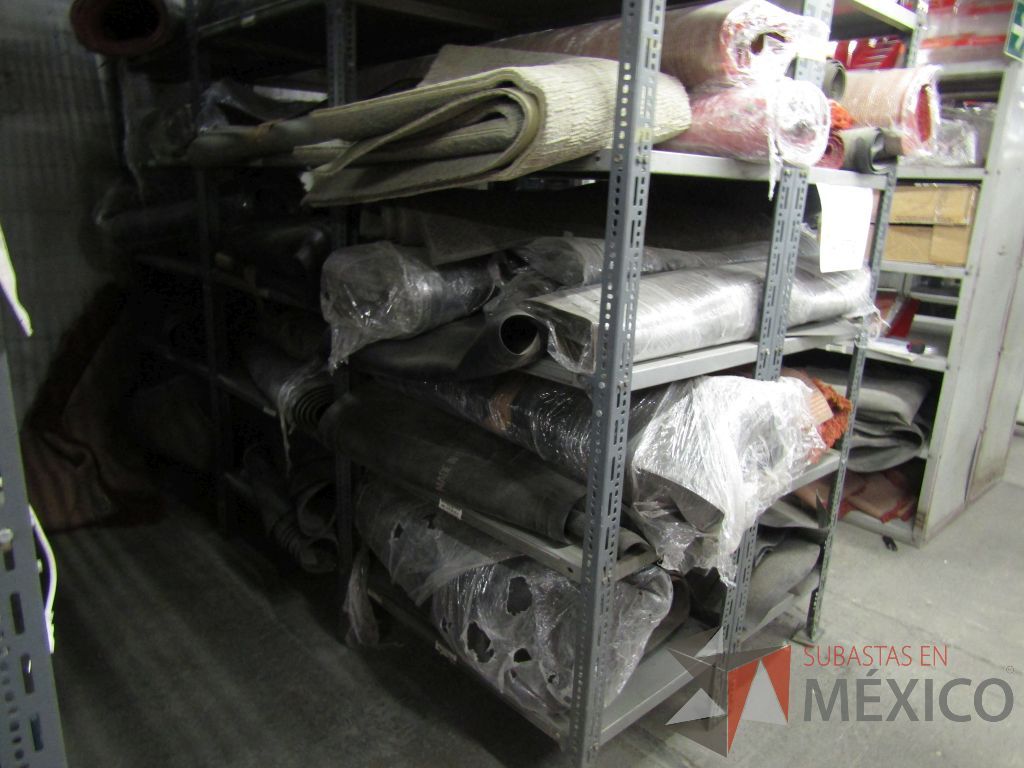 Lote 004 - Más de 400 artículos de, cajas fuertes, mobiliario de madera, tapetes y acrílicos portaposter. - Imagen 63