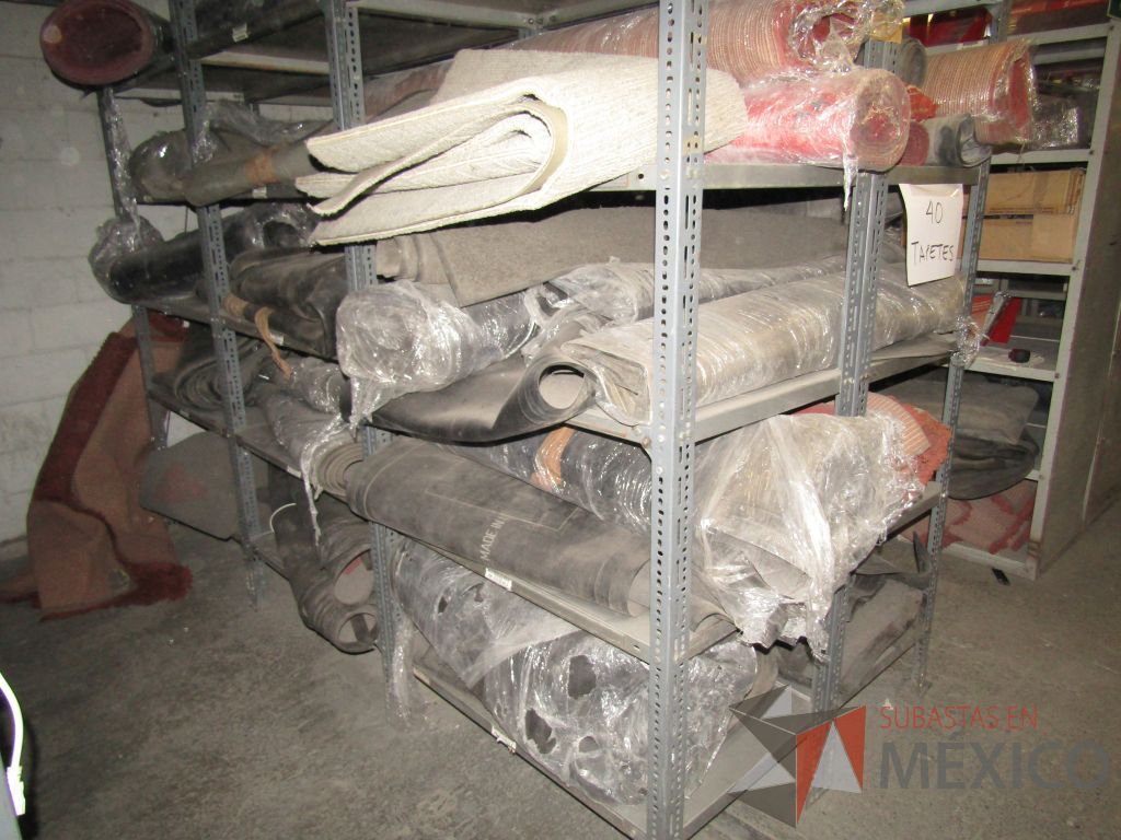 Lote 004 - Más de 400 artículos de, cajas fuertes, mobiliario de madera, tapetes y acrílicos portaposter. - Imagen 64