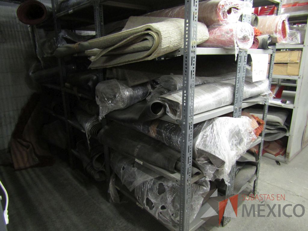 Lote 004 - Más de 400 artículos de, cajas fuertes, mobiliario de madera, tapetes y acrílicos portaposter. - Imagen 65