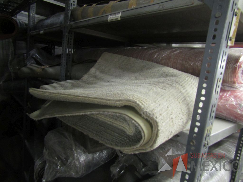 Lote 004 - Más de 400 artículos de, cajas fuertes, mobiliario de madera, tapetes y acrílicos portaposter. - Imagen 67