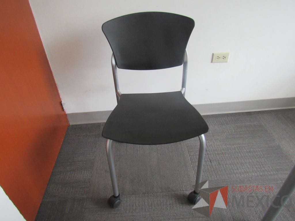 Lote 060 - 2 Sillas de visita con ruedas, asiento y respaldo liso color negro - Imagen 5