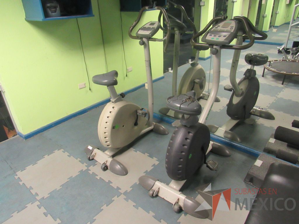 Lote 062 - Bicicleta fija con asiento dañado, ruedas y estructura metálica