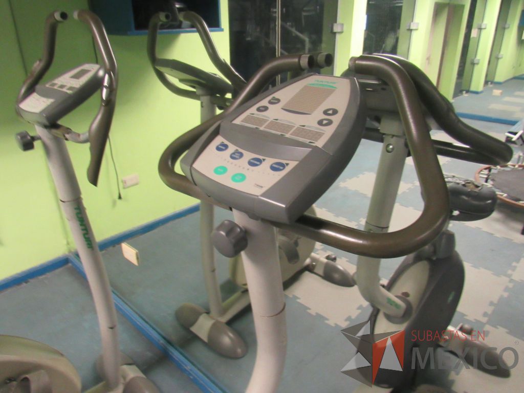 Lote 062 - Bicicleta fija con asiento dañado, ruedas y estructura metálica - Imagen 7