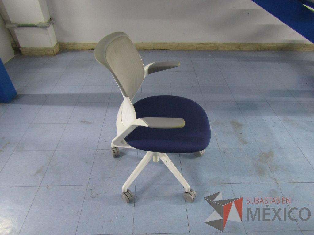 Lote 018 - 5 Sillas ejecutivas con ruedas, respaldo en malla y asiento en tela color azul - Imagen 3
