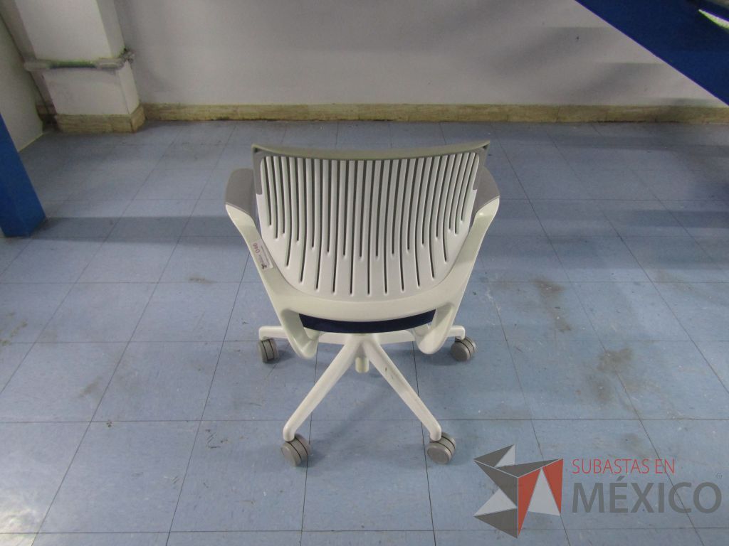 Lote 018 - 5 Sillas ejecutivas con ruedas, respaldo en malla y asiento en tela color azul - Imagen 5