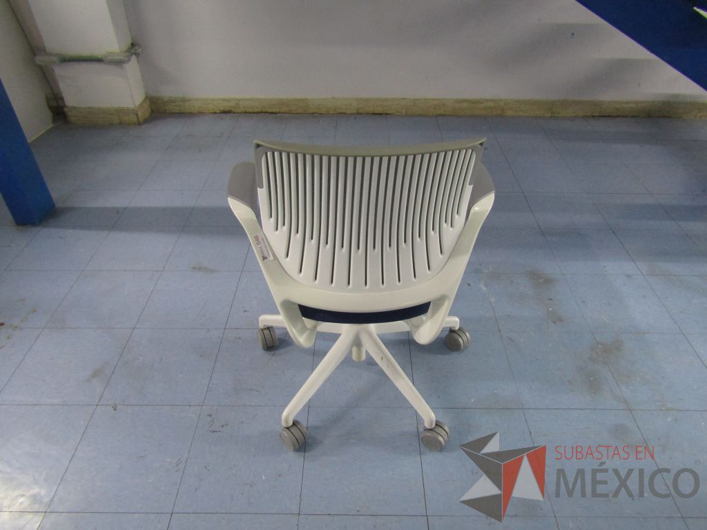 Lote 018 - 5 Sillas ejecutivas con ruedas, respaldo en malla y asiento en tela color azul - Imagen 6