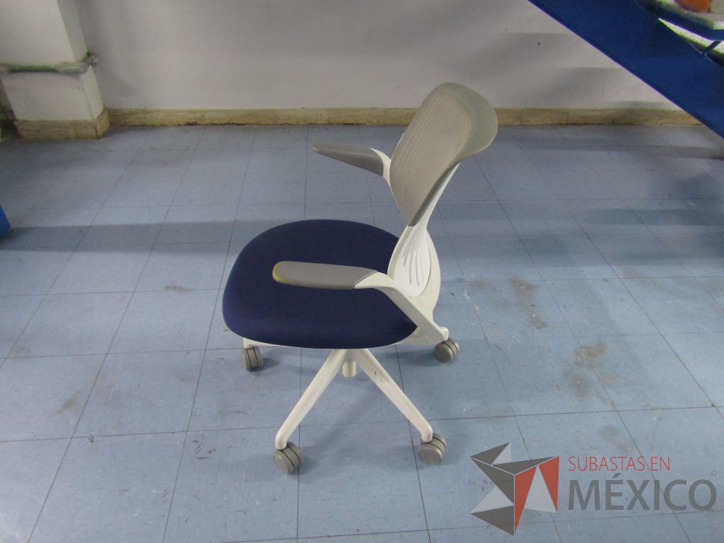 Lote 085 - 5 Sillas ejecutivas con ruedas, respaldo en malla y asiento en tela color azul - Imagen 7