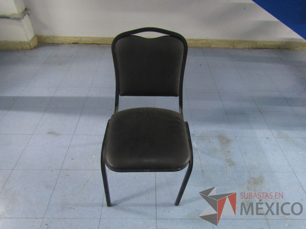 Lote 019 - Silla fija, asiento y respaldo tipo piel color negro