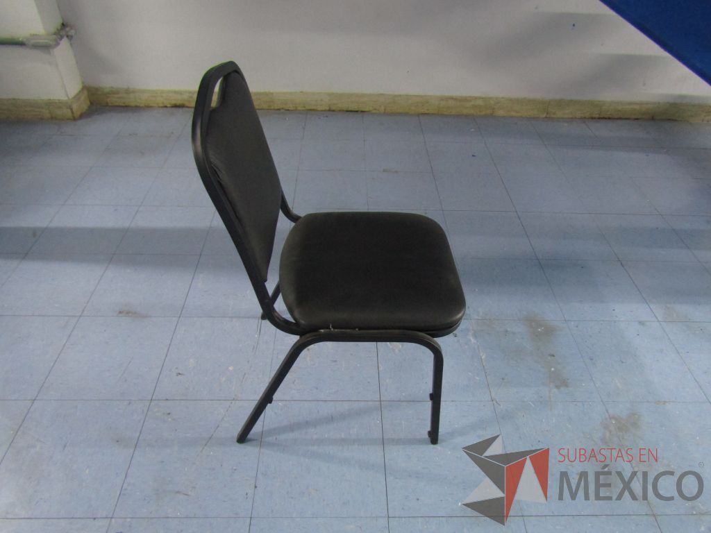 Lote 019 - Silla fija, asiento y respaldo tipo piel color negro - Imagen 3