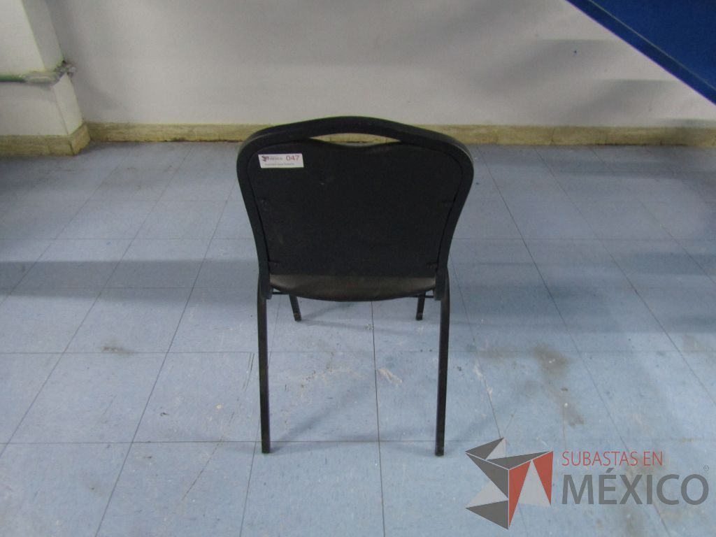 Lote 019 - Silla fija, asiento y respaldo tipo piel color negro - Imagen 5