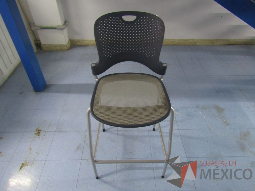 Lote 020 - 2 Sillas altas con descansapies, asiento en malla y respaldo en plastico color negro