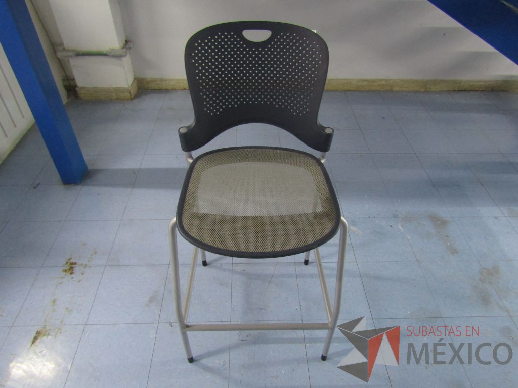 Lote 020 - 2 Sillas altas con descansapies, asiento en malla y respaldo en plastico color negro - Imagen 11