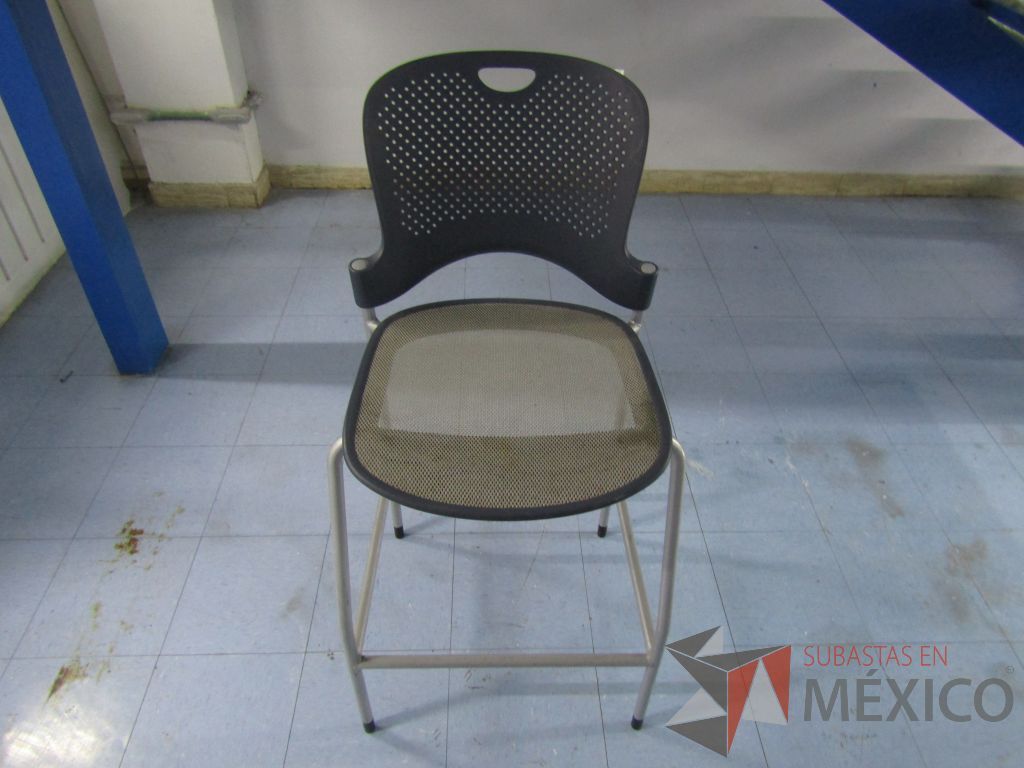 Lote 020 - 2 Sillas altas con descansapies, asiento en malla y respaldo en plastico color negro - Imagen 9