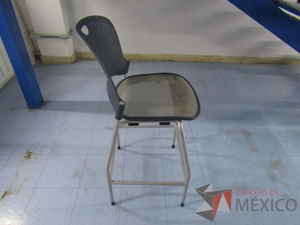 Lote 020 - 2 Sillas altas con descansapies, asiento en malla y respaldo en plastico color negro - Imagen 2